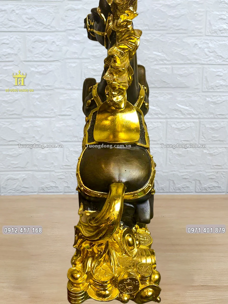 Hình ảnh phía sau của bức tượng đồng